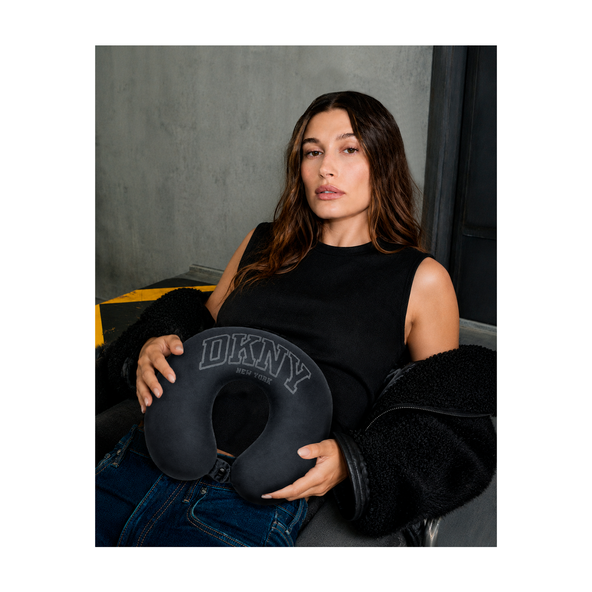 Pack Maleta Cabina 10kg City Scape + Almohada de Viaje Varsity DKNY